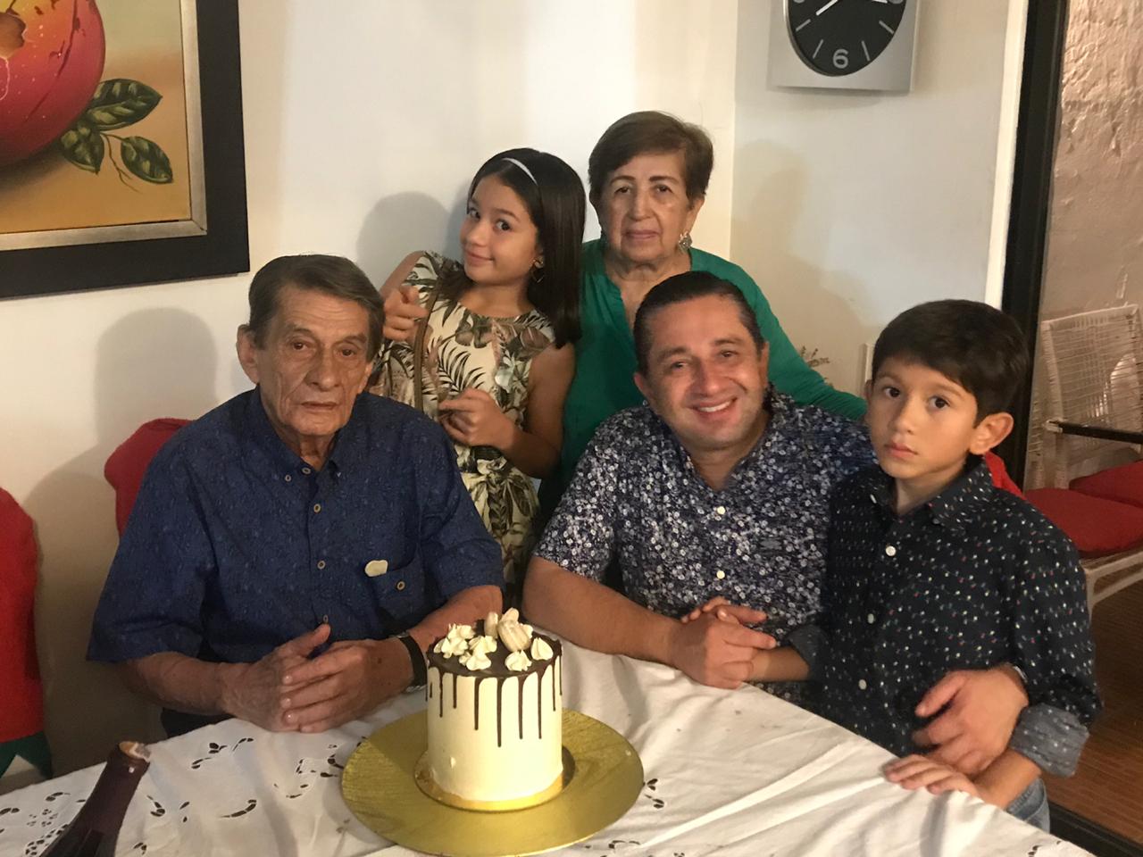 El Representante a la Cámara Julio Cesar Triana con su familia celebró el Día del Padre; lo acompañan en la foto su progenitora Hilda Quintero, su señor padre Álvaro Triana Leal y los niños Isabel María y Julio Mario; su esposa Larissa Quintero también fue participe del festejo.